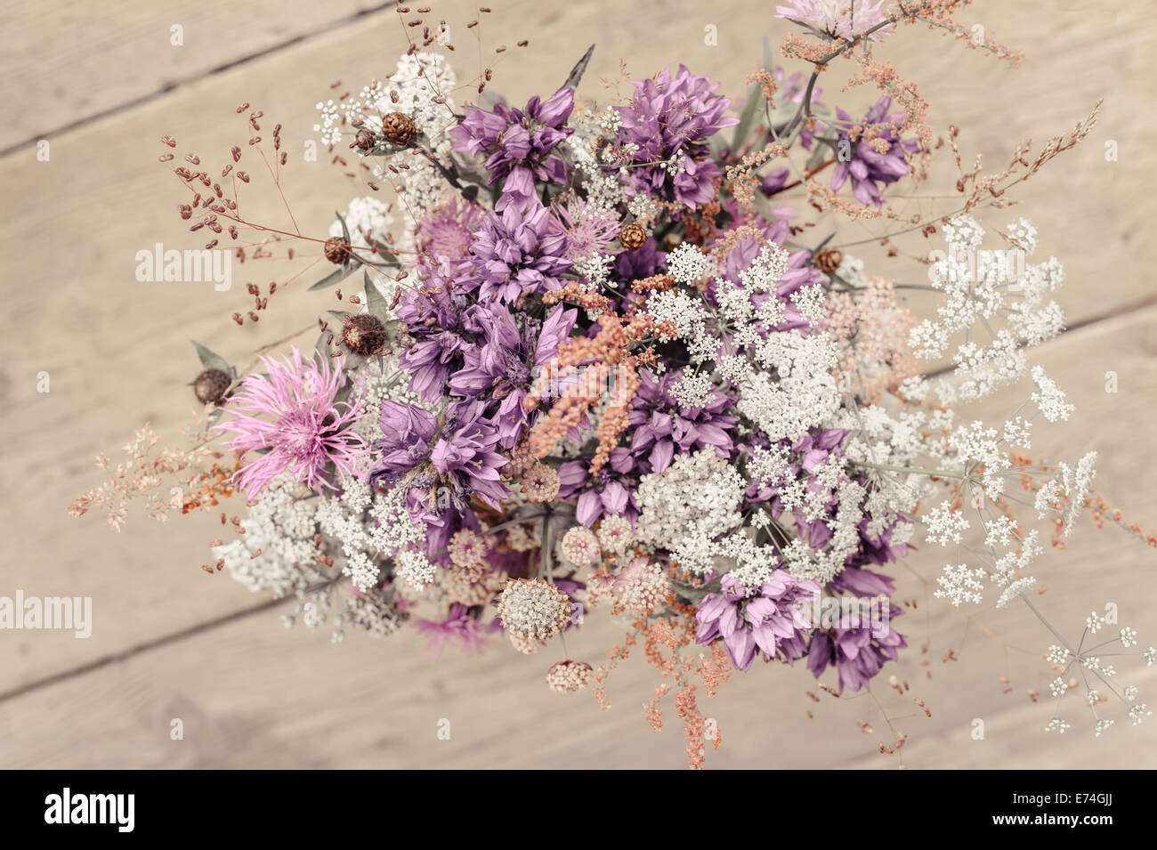 Schöne zarte Blumenstrauß Sommer Wiese auf hölzernen Hintergrund. Florale Komposition im ländlichen Vintage-Stil Stockfoto