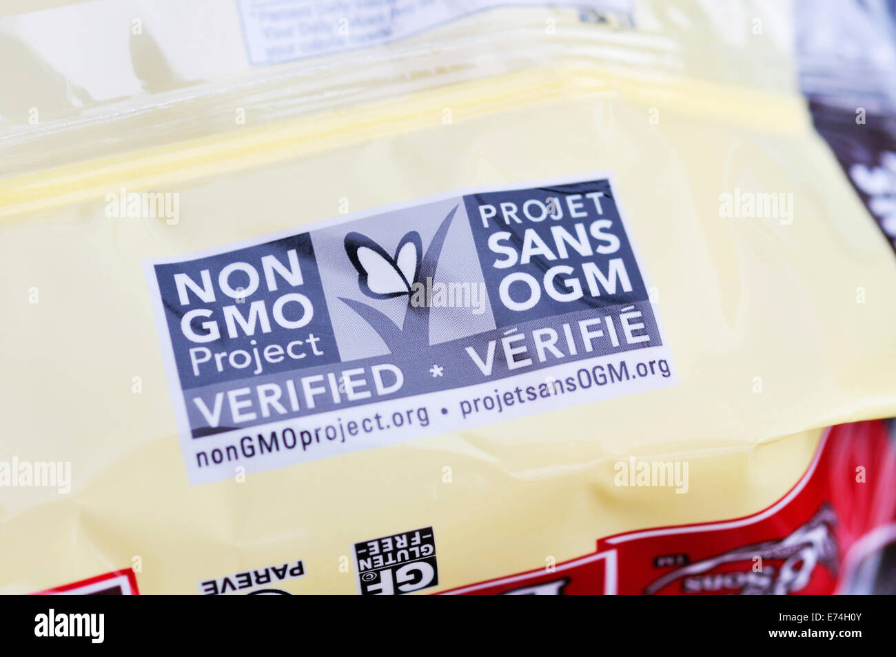 Etikett auf Lebensmittelverpackung: GVO Stockfoto