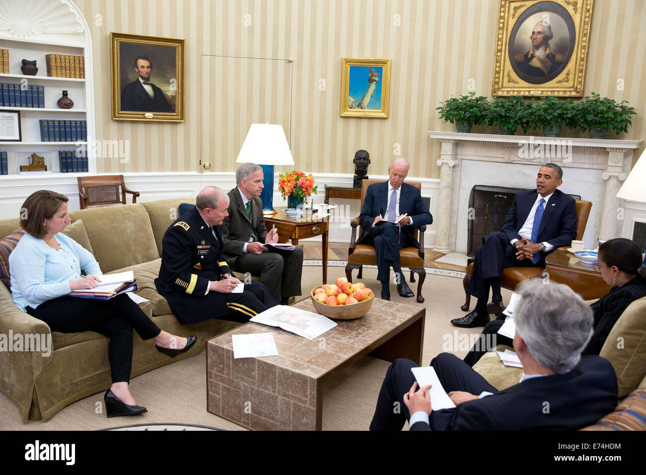Präsident Barack Obama beruft ein Oval Office Treffen mit seinem Team die nationale Sicherheit, besprechen Sie die Situation im Irak, Juni 13 Stockfoto