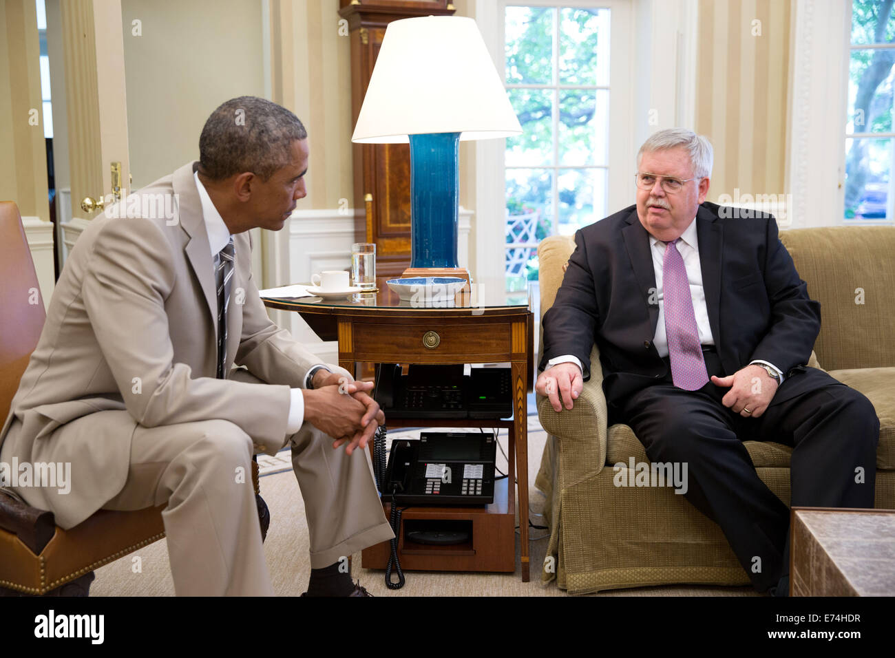 Präsident Barack Obama trifft sich mit Tefft, US-Botschafter in Russland, im Oval Office, 28. August 2014. Stockfoto