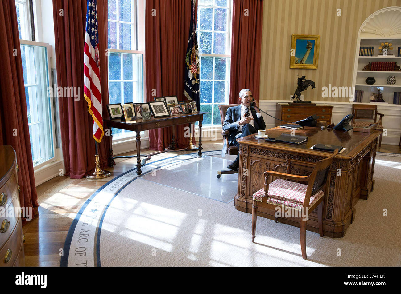 Präsident Barack Obama spricht am Telefon mit Haus Speaker John Boehner, R-Ohio, Reform der Einwanderung in das Oval des diskutieren Stockfoto