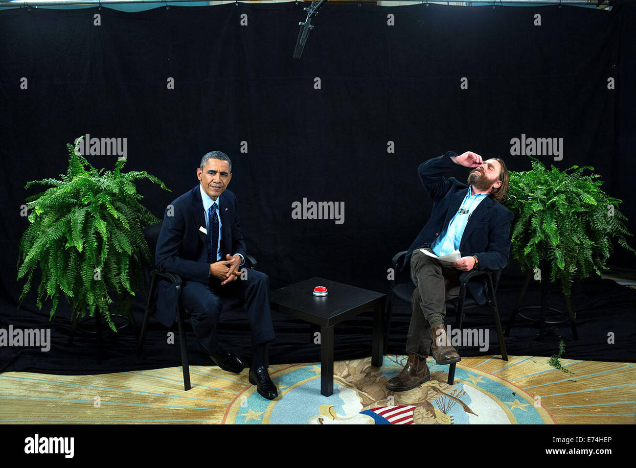 Präsident Barack Obama nimmt in einem Interview mit Zach Galifianakis für 'Zwischen zwei Farne mit Zach Galifianakis' in die Stockfoto