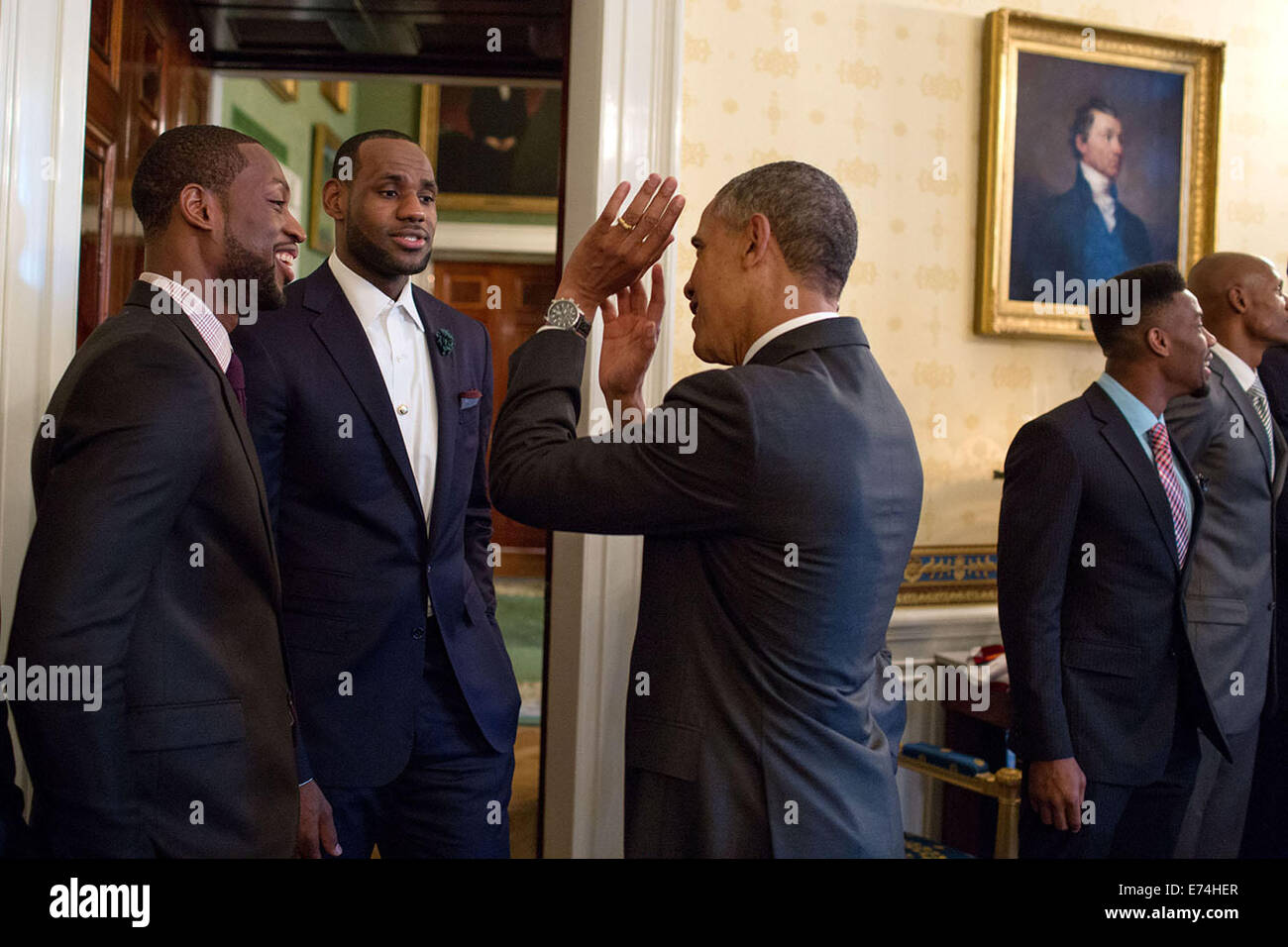 Präsident Barack Obama spricht mit 2013 NBA Champion Miami Heat Spieler links, Dwyane Wade und LeBron James in der Blue Room-Prio Stockfoto
