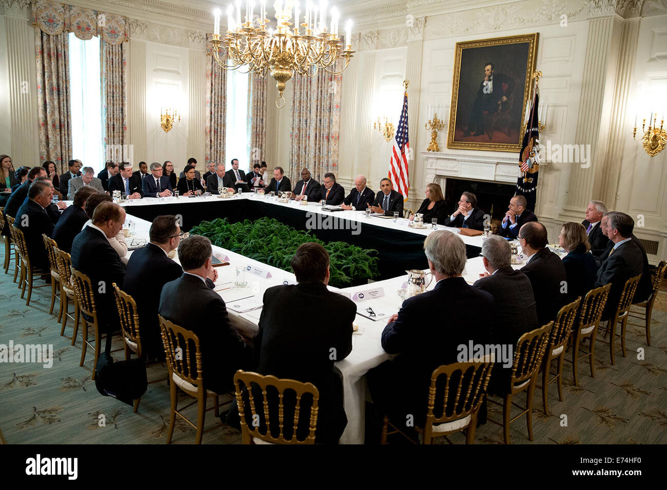 Präsident Barack Obama und Vize-Präsident Joe Biden Treffen mit CEOs und andere Führer der Verfahren für die Einstellung der lang-Te diskutieren Stockfoto