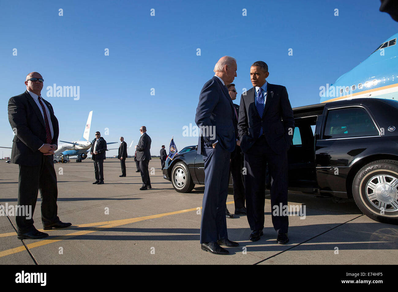 Präsident Barack Obama spricht mit Vize-Präsident Joe Biden vor dem Einsteigen in Air Force One in Pittsburgh International Airport pri Stockfoto