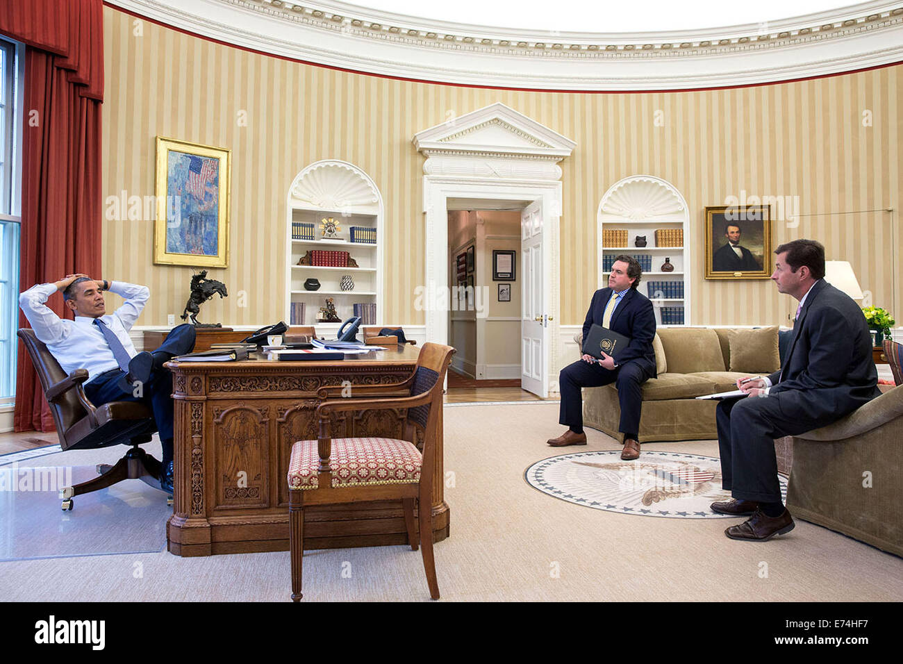 Präsident Barack Obama trifft sich mit Director Speechwriting Cody Keenan und Terry Szuplat, Senior Director für Speechwriting, ri Stockfoto