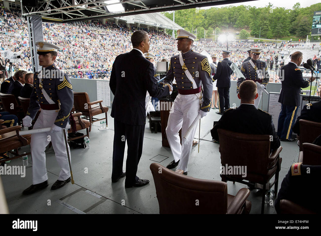 Präsident Barack Obama begrüßt graduierende jüngstere Söhne bei der United States Military Academy in West Point Beginn. Stockfoto