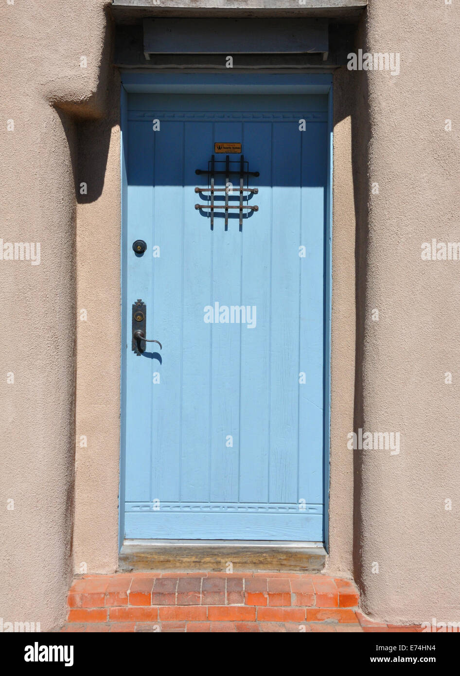 Alte Tür im Adobe-Stil-Haus in Albuquerque, New Mexico, USA Stockfoto