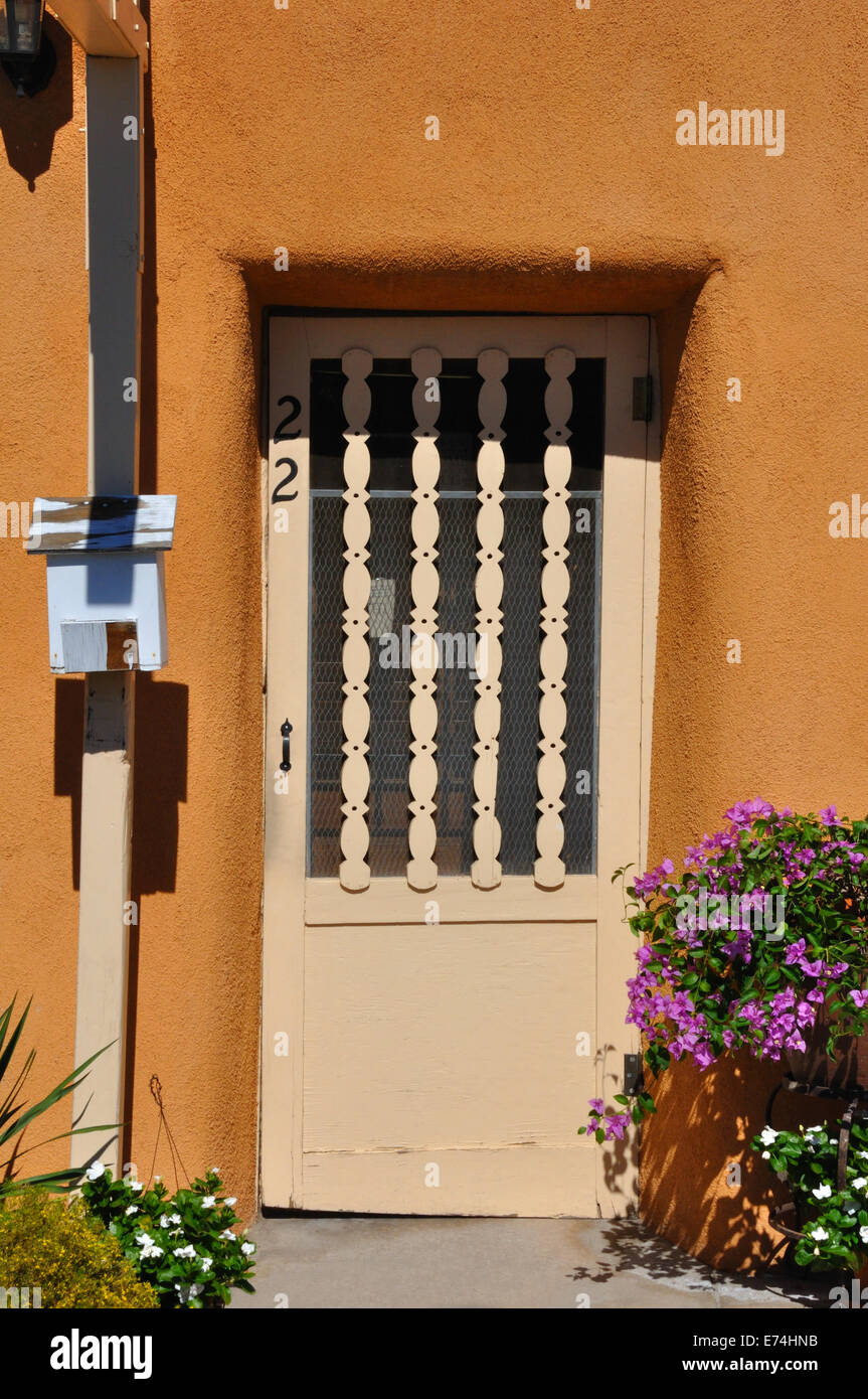 Alte Tür im Adobe-Stil-Haus in Albuquerque, New Mexico, USA Stockfoto