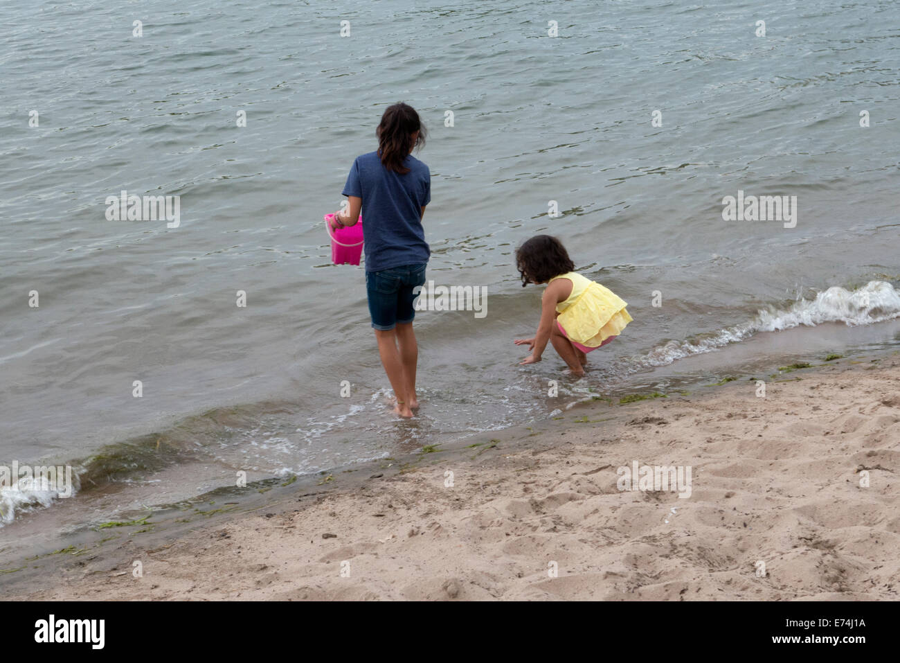 Mutter und Tochter spielen im Wasser. Stockfoto