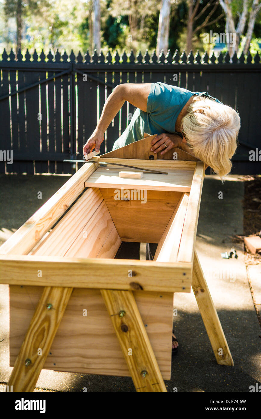 Frau macht eine Top bar Bienenstock, Brisbane, Queensland, Australien Stockfoto
