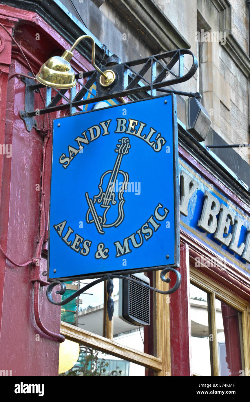 Zeichen für Sandy Bells Pub im Zentrum von Edinburgh, Schottland, Großbritannien Stockfoto