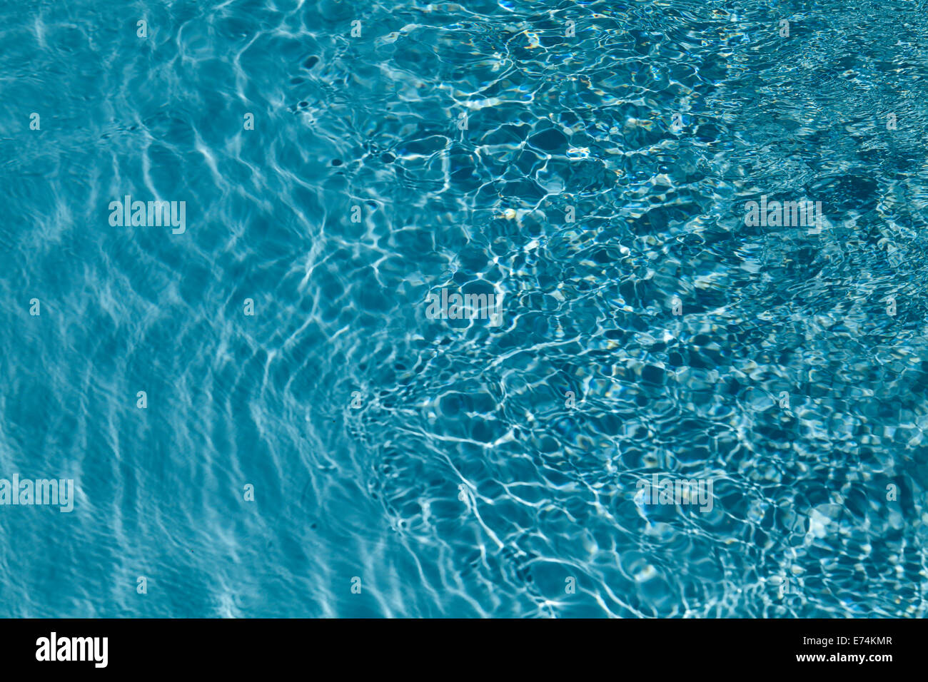 leichten blauen Poolwasser schoss direkt von oben, Wellen und Wellen erstellen Sie eine Textur von Licht und Schatten auf dem Wasser. Stockfoto