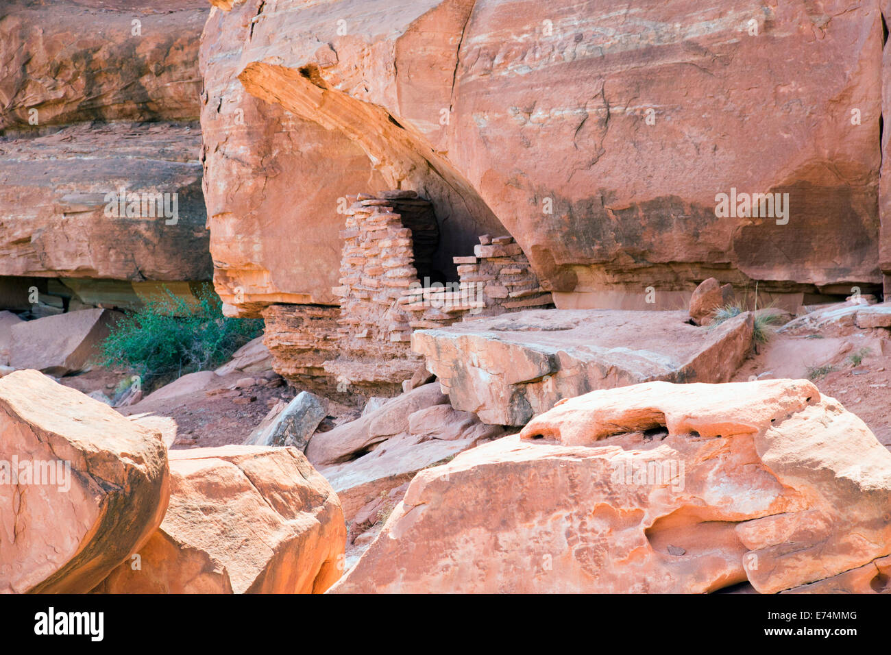 Canyonlands National Park, Utah - einem alten Anasazi Getreidespeicher auf einer Klippe hoch über dem Colorado River. Stockfoto