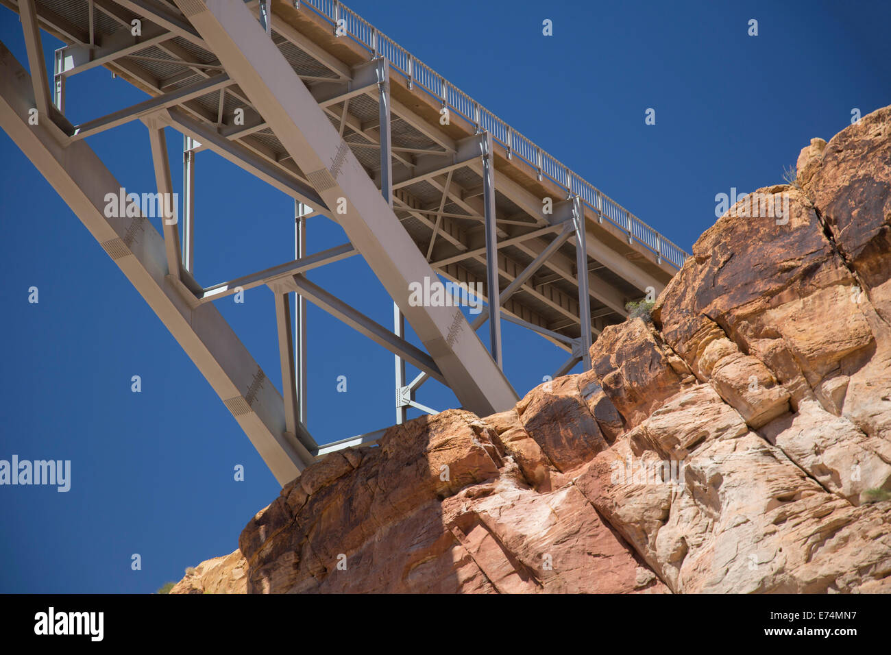 Glen Canyon National Recreation Area, Utah - die Brücke über den Colorado River/Lake Powell Hite, Utah. Stockfoto
