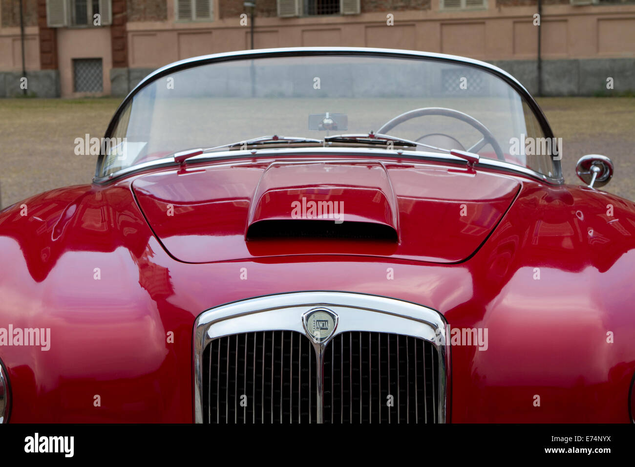 Turin, Italien. 5. September 2014. Vorderansicht eines 1957 Lancia Aurelia B 24. Sammler von historischen Autos trafen sich in Torino für einen Auto-Eleganz-Wettbewerb. Stockfoto