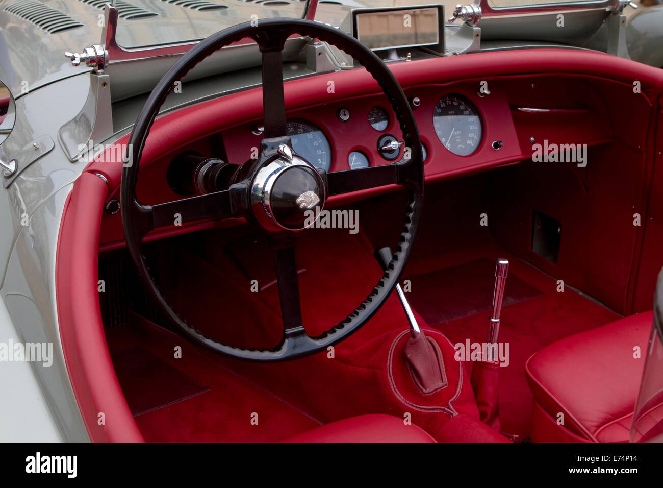 Cockpit des 1952 Jaguar XK 120 OTS. Sammler von historischen Autos trafen sich in Torino für einen Auto-Eleganz-Wettbewerb. Stockfoto