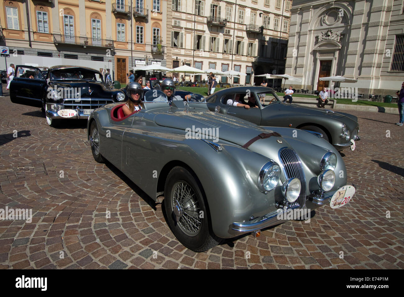 Torino, Italien. 6. September 2014. Oldtimer anreisen, auf der Piazza Carlo Alberto. Im Vordergrund ein Jaguar XK 120 OTS. Sammler von historischen Automobilen in Turin für ein Auto Eleganz Auswahlverfahren erfüllt. Stockfoto