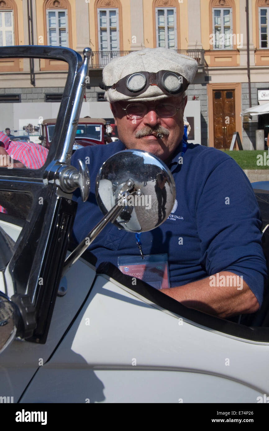 Torino, Italien. 6. September 2014. Ein Fahrer eines historischen Fahrzeugs an einem Auto zeigen. Sammler von historischen Automobilen in Turin für ein Auto Eleganz Auswahlverfahren erfüllt. Stockfoto