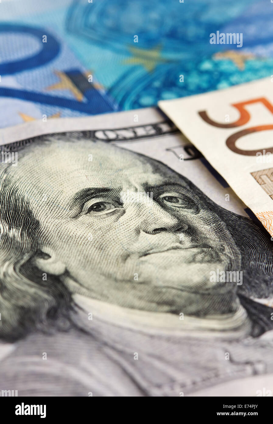 Nahaufnahme der hundert-Dollar-Note mit Euro-Banknoten Stockfoto