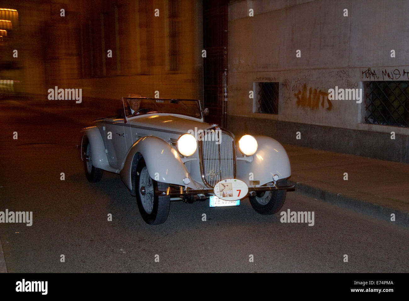 Turin, Italien. 6. September 2014. Ein 1930 fahren Alfa Romeo 6 C1750 GS in einer Nacht. Sammler von historischen Autos trafen sich in Torino für einen Auto-Eleganz-Wettbewerb. Stockfoto