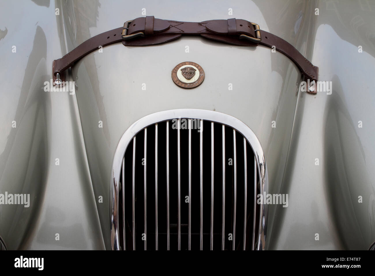 Vorderseite des 1952 Jaguar XK 120 OTS. Sammler von historischen Autos trafen sich in Torino für einen Auto-Eleganz-Wettbewerb. Stockfoto