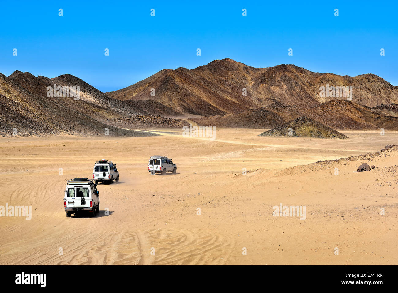 Landschaft der Sahara Wüste mit Jeeps für Safari. Stockfoto