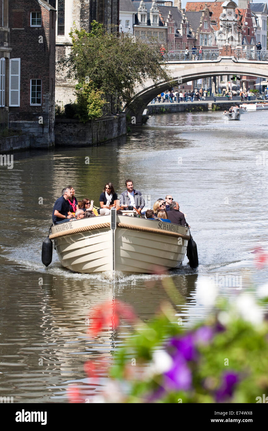 Touristen genießen eine Boot Reise auf dem Kanal läuft durch die malerische flämische Stadt Gent in Belgien. Stockfoto