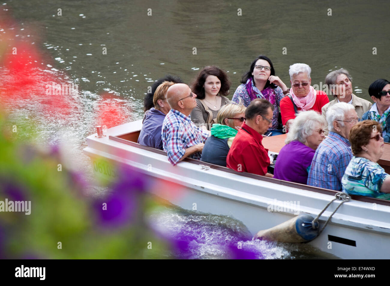 Touristen genießen eine Boot Reise auf dem Kanal läuft durch die malerische flämische Stadt Gent in Belgien. Stockfoto
