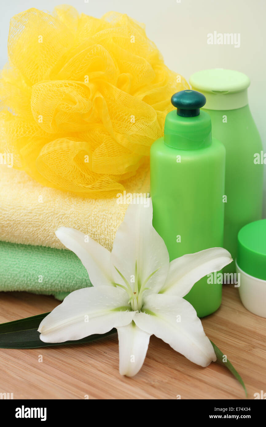 Spa-Konzept. Weiße Lilie, Handtücher, Bad-Blätterteig, Massage-Öl; Aromaöl, Körpercreme. Close-up. Stockfoto