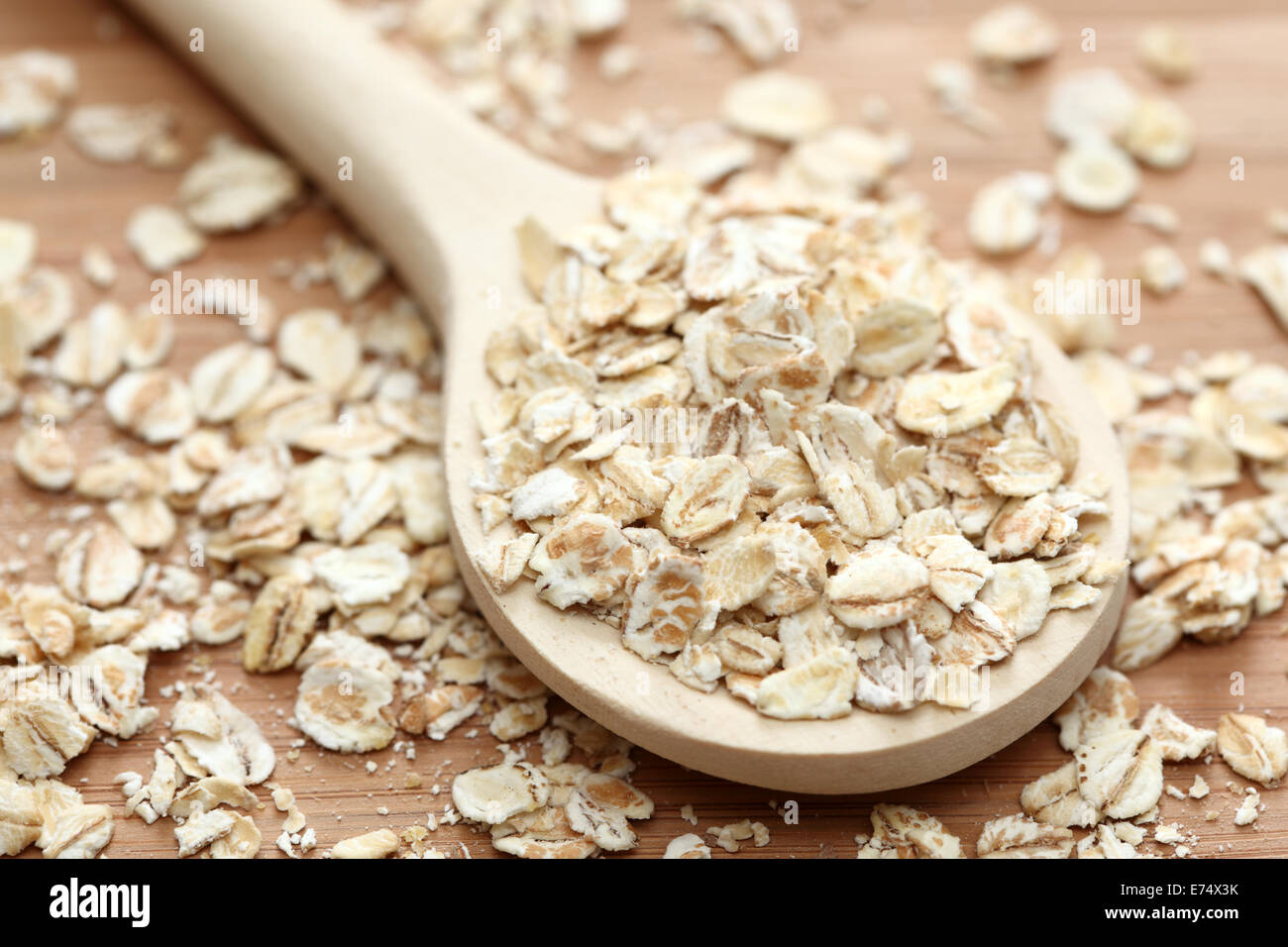 Haferflocken in den Kochlöffel. Close-up. Stockfoto
