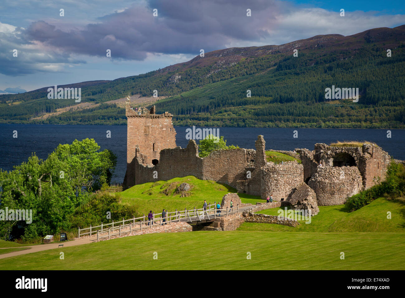 Ruinen von Urquhart Castle am Ufer des Loch Ness, Highlands, Schottland Stockfoto