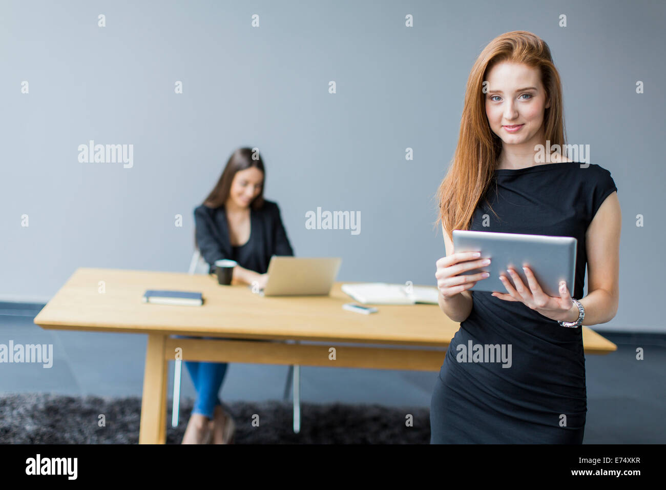 Junge Frau im Büro Stockfoto