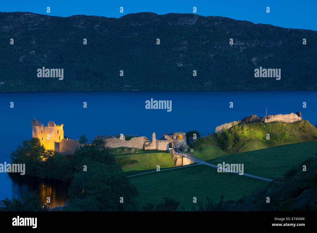 Dämmerung über Urquhart Castle am Loch Ness, Highlands, Schottland Stockfoto