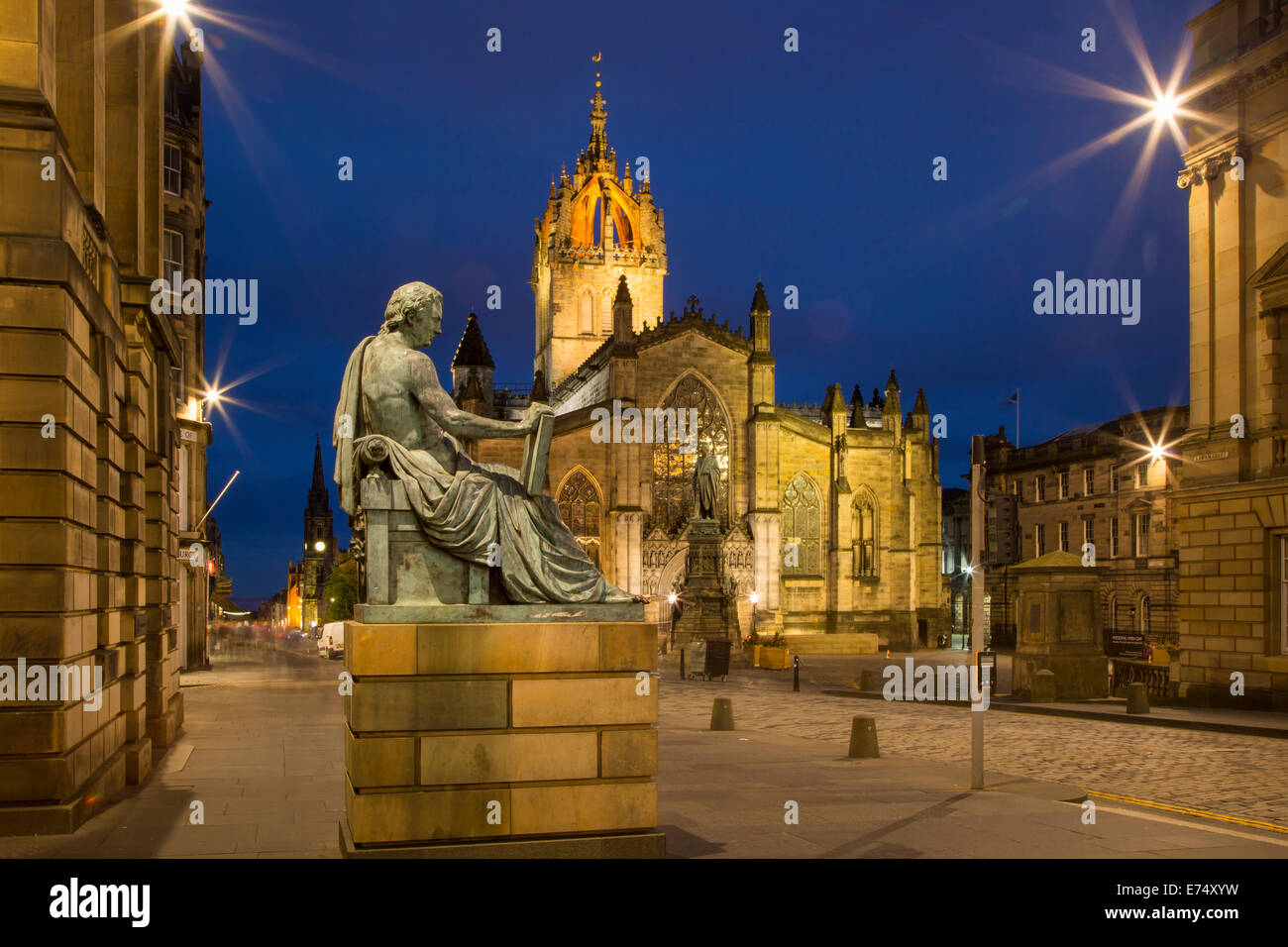 Twilight-Blick auf die Royal Mile mit St. Giles Cathedral und Statue des schottischen Philosophen David Hume, Edinburgh, Schottland Stockfoto
