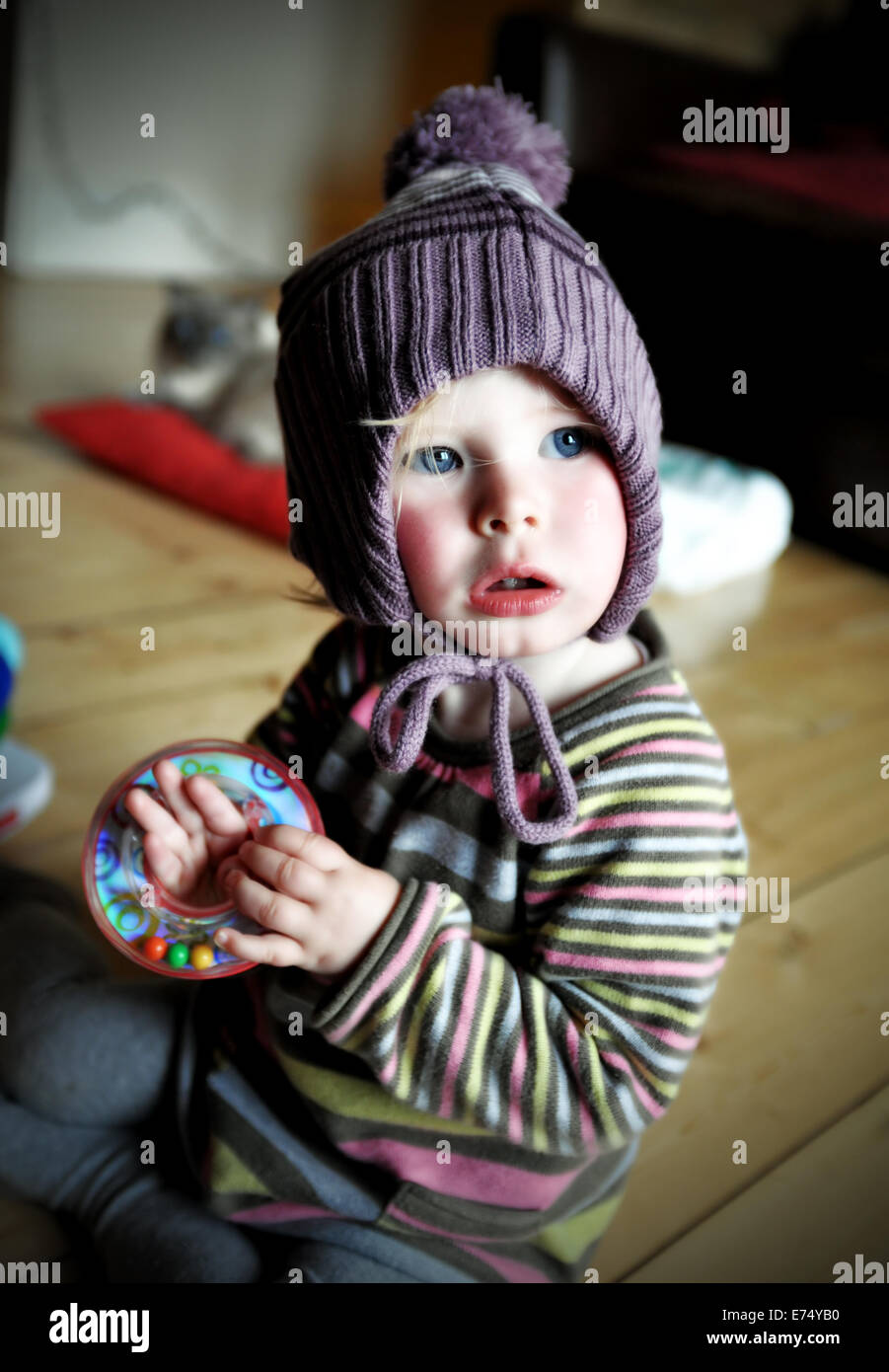 Niedliche 3 Jahre altes Kleinkind Mädchen in Wollmütze, Stockfoto