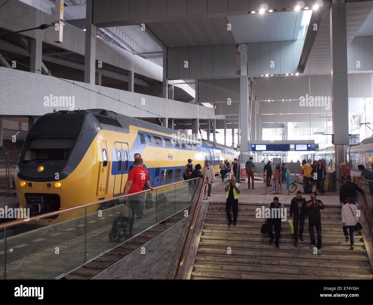 Breda zentralen Bahnhof Bahnsteig mit Zug und Menschen. Breda