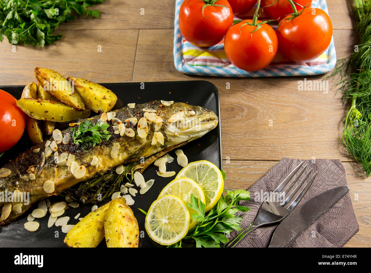 Gebratene forelle -Fotos und -Bildmaterial in hoher Auflösung – Alamy