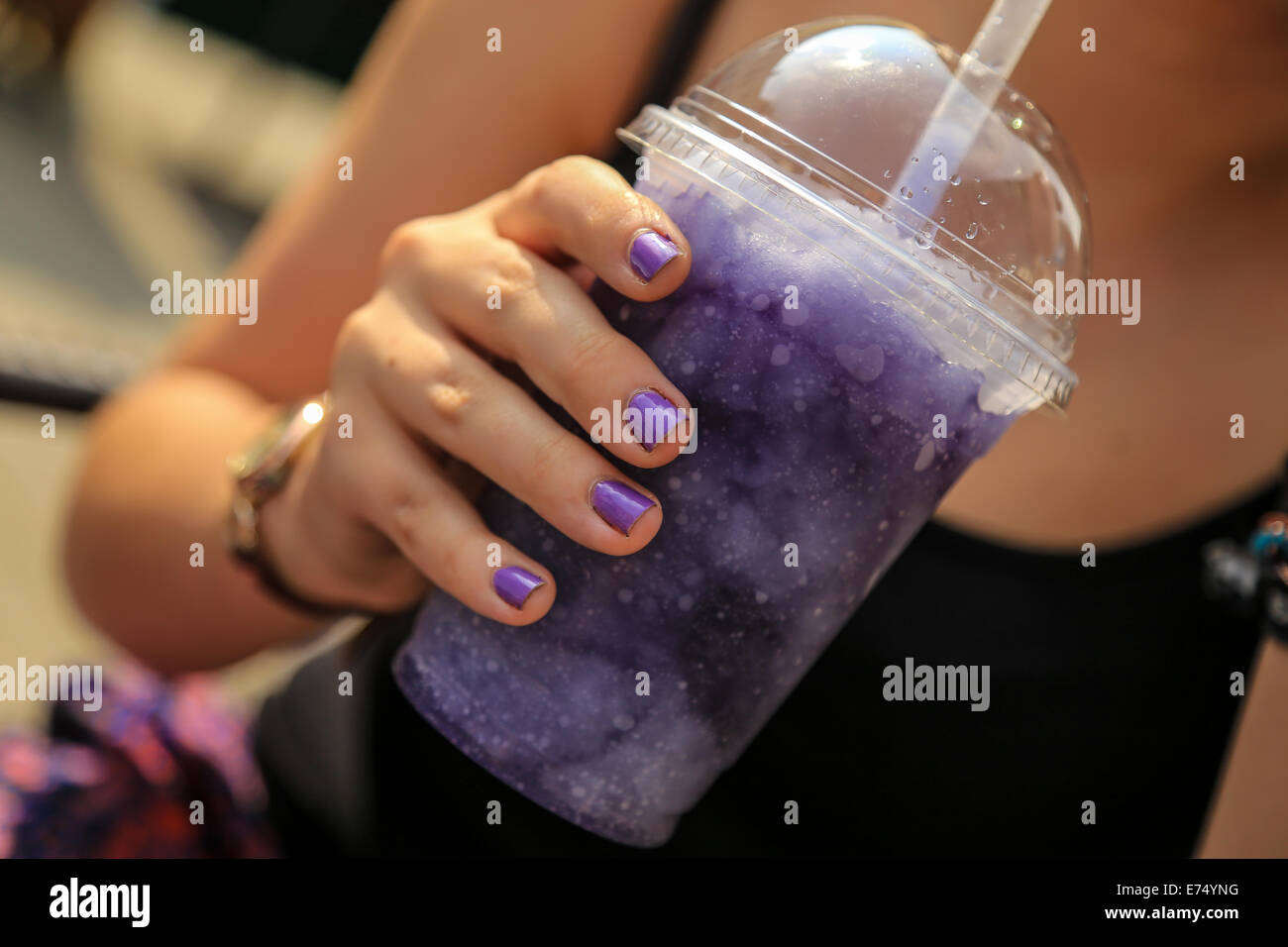 Passende lila Nagellack und Traube Eis trinken abkühlen aus an einem heißen Tag in der Sonne in Hereford Stockfoto Passende lila Nagellack und Traube Eis trinken abkühlen aus an einem heißen Tag in der Sonne in Hereford Stockfoto