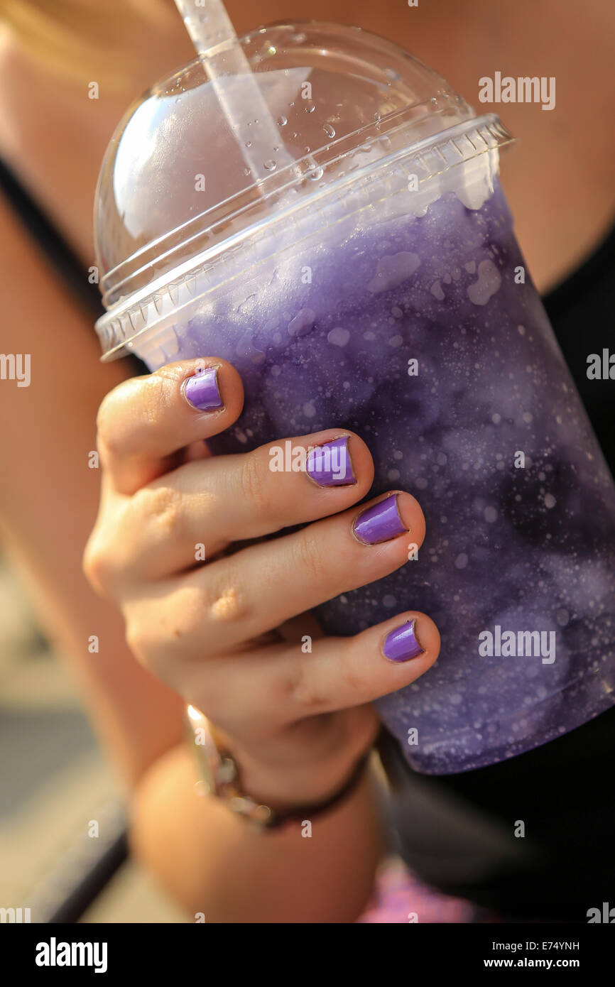 Passende lila Nagellack und Traube Eis trinken abkühlen aus an einem heißen Tag in der Sonne in Hereford Stockfoto Passende lila Nagellack und Traube Eis trinken abkühlen aus an einem heißen Tag in der Sonne in Hereford Stockfoto