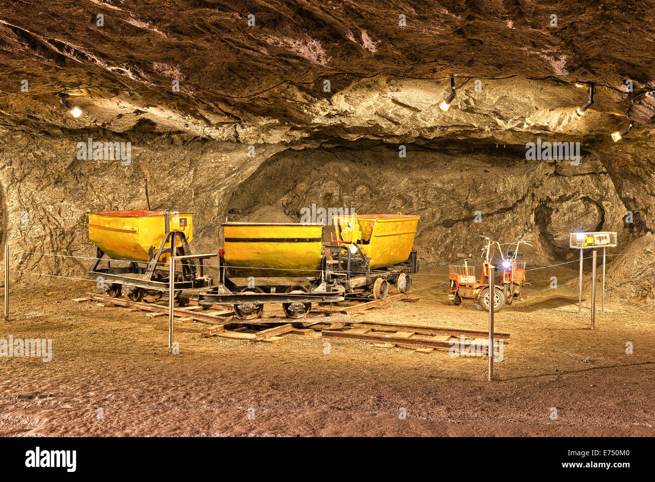 Besucher-Tour durch das Salz mine in Bex zeigt einem ein paar Wagons, die verwendet wurden, um Salz aus den Minen zu transportieren die Salz dep Stockfoto
