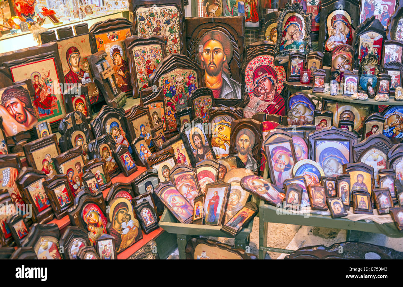 Handgefertigte christlichen orthodoxen Ikonen der Jungfrau Maria zum Verkauf in den Straßenmarkt von Tinos Stadt, Insel Tinos, Kykladen, Griechenland Stockfoto