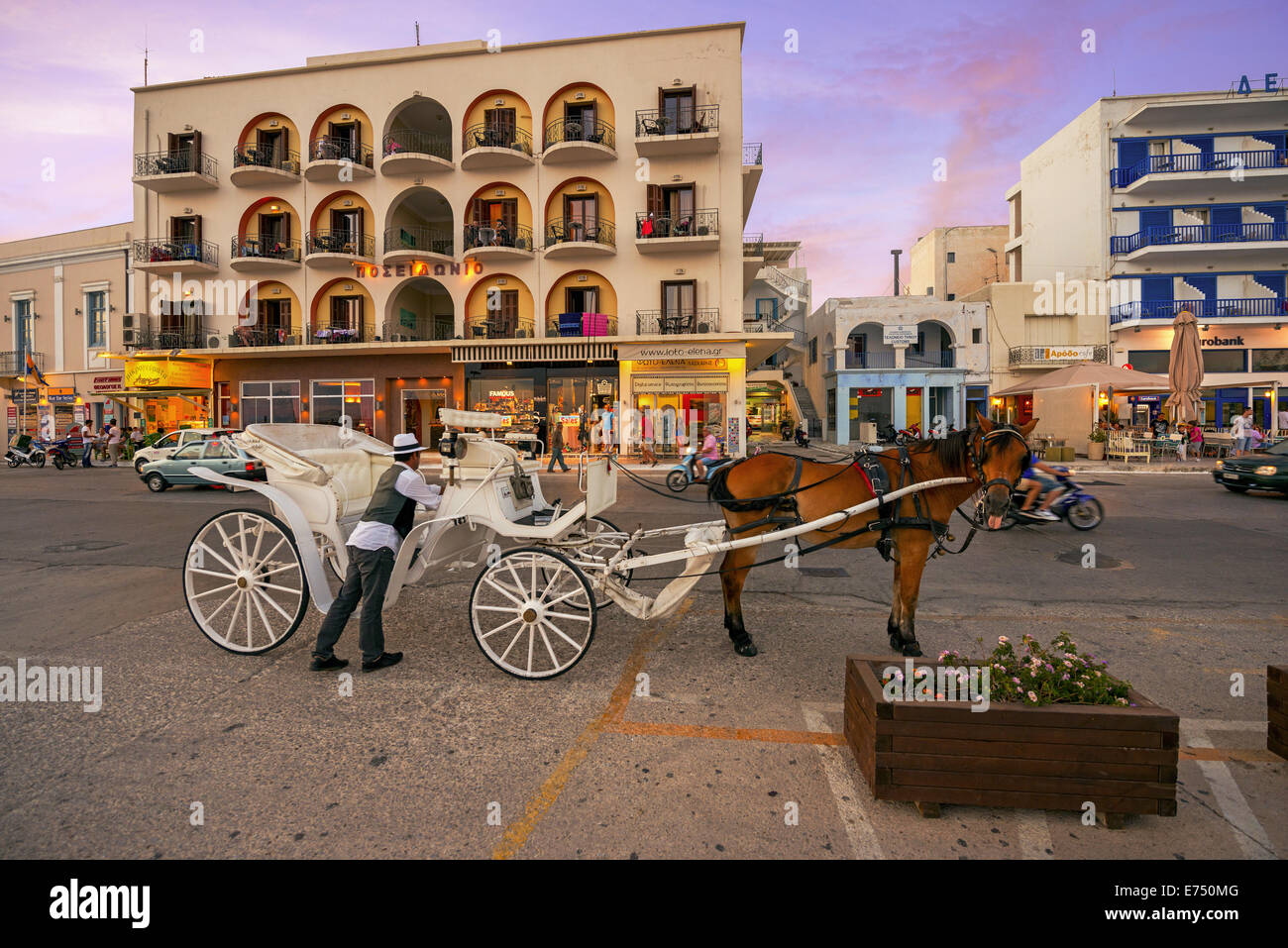 Eine Pferdekutsche und Carter am Hafen von Tinos-Stadt, eine interessante Möglichkeit, Sehenswürdigkeiten, Insel Tinos, Kykladen, Griechenland Stockfoto