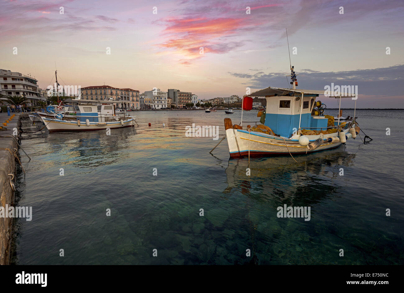 Blick auf den Hafen von Tinos-Stadt auf der Insel Tinos, Kykladen, Griechenland Stockfoto