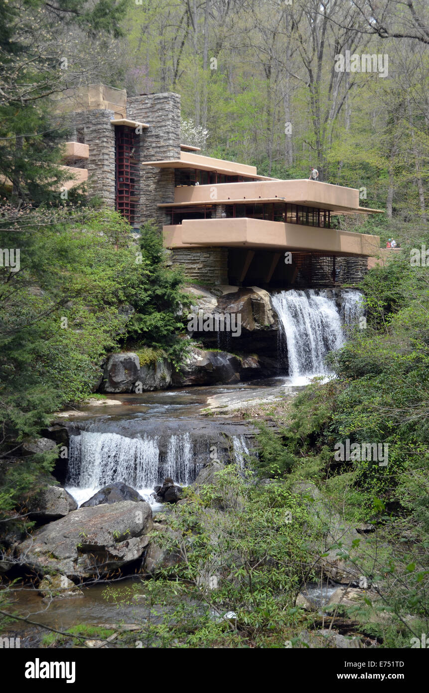 Ein Blick auf die berühmten "Fallingwater" Villa von der späten US-Architekten Frank Lloyd Wright in der Nähe von Pittsburg, USA, 9. Mai 2014. Fallingwater, die Consered eines der schönsten Häuser der Staaten verfügt über mehrere Terrassen über einem Wasserfall des Flusses Littel Bear Run. Zunächst wurde Wright von Kaufhaus Inhaber Edgar Kaufmann, wer das Projekt beauftragt, ein Haus am Wasserfall bauen gefragt. Wrigth, jedoch konstruiert und gebaut das Gebäude oberhalb der Warerfall. Infolgedessen kommen Tausende von Besuchern, Studenten und Architekten den Bau jedes Jahr besuchen, die jetzt bedroht Stockfoto