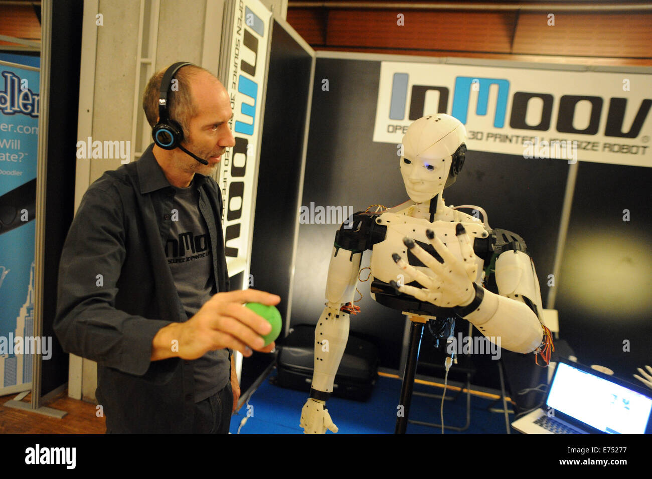 Designer Gael Langevin, Spezialist für 3D Druck Robotik, posieren mit einem Roboter aus Komponenten von 3D Druckern gemacht. Stockfoto