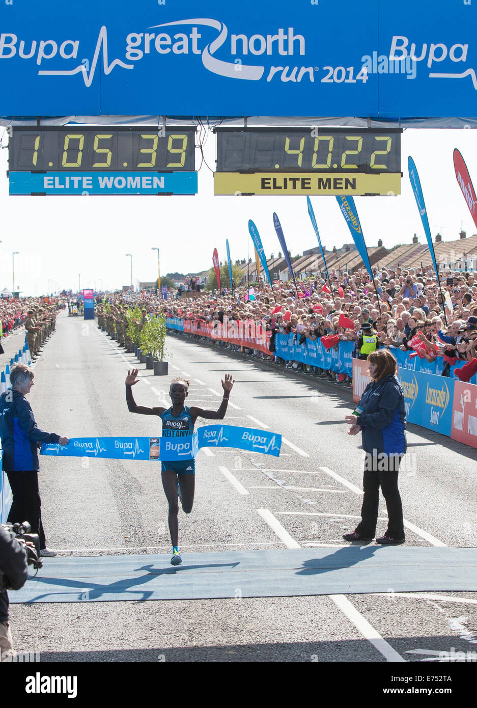 South Shields, Großbritannien. 07. Sep, 2014. BUPA großer Norden laufen 13,1 Meilen-Rennen. Mary Keitany kreuzt die Linie, um das weibliche Rennen zu gewinnen. Bildnachweis: Aktion Plus Sport/Alamy Live-Nachrichten Stockfoto