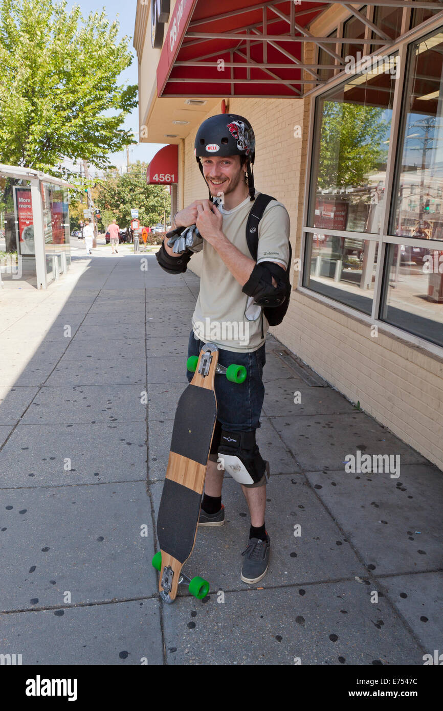Longboard Skateboarder Vorbereitung zu fahren - USA Stockfoto