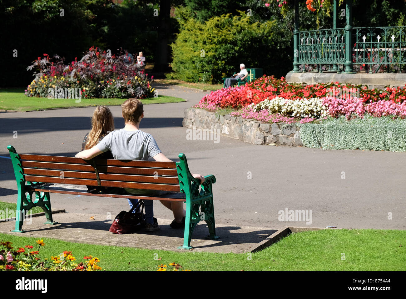 Menschen, die das Wochenende zu genießen, wie Sommer im Queens Park Loughborough weiter Stockfoto