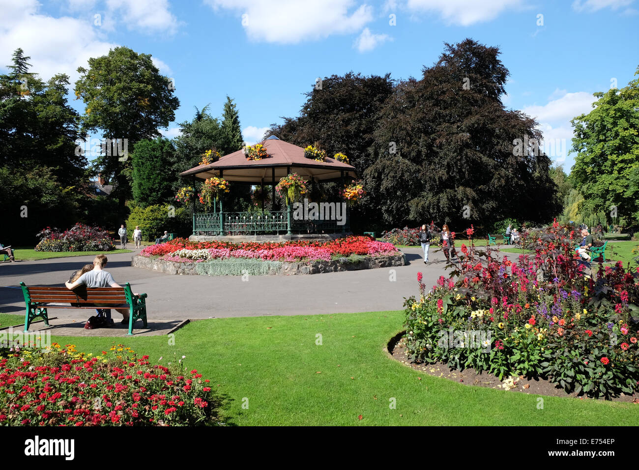 Menschen, die das Wochenende zu genießen, wie Sommer im Queens Park Loughborough weiter Stockfoto